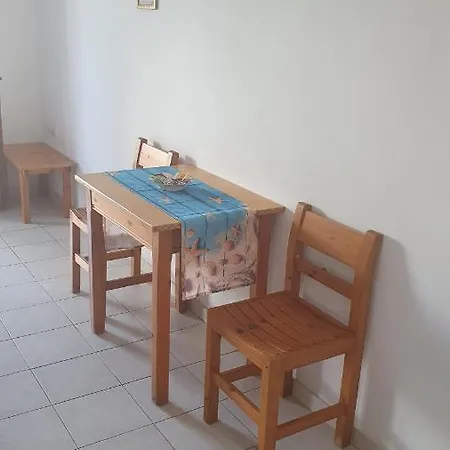 Nikos מלון דירות